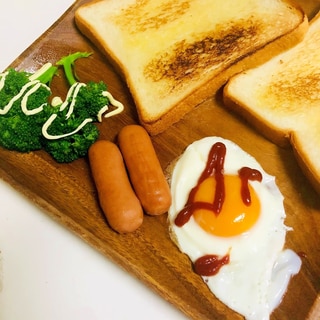 朝ご飯！トーストと目玉焼きとウインナー